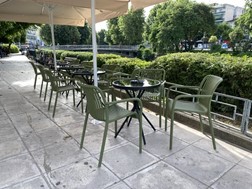 Οι καφετέριες δυσκολεύονται και υιοθετούν μοντέλο σελφ σέρβις